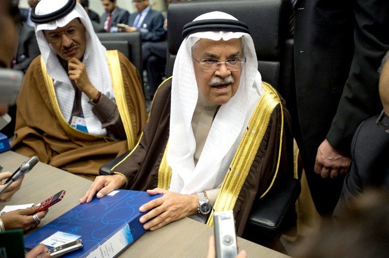 Saudi Arabia's minister of Oil and Mineral Resources Ali al-Naimi (C) speaks to journalists as he attend the 168th Ordinary meeting of the Conference of the Organization of the Petroleum Exporting Countries OPEC at the OPEC headquarters in Vienna, on December 4, 2015. OPEC oil ministers hold their biannual policy-setting meeting amid a supply glut and slumping crude prices, as member Iran readies to rejoin the global oil market. AFP PHOTO / JOE KLAMAR / AFP / JOE KLAMAR