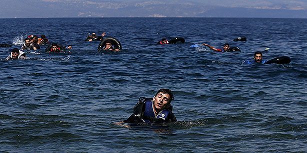 Refugee Crisis: Turkish coast guard stops dozens of migrants