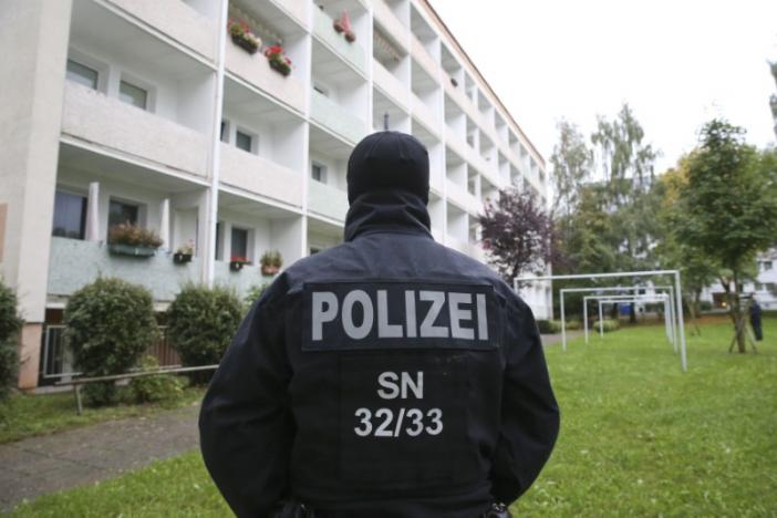 German special policemen SEK search a housing area in the eastern city of Chemnitz on suspicion that a bomb attack was being planned in Germany, October 8, 2016.             REUTERS/Fabrizio Bensch